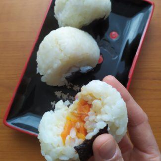 Onigiri s údeným lososom (vegan)